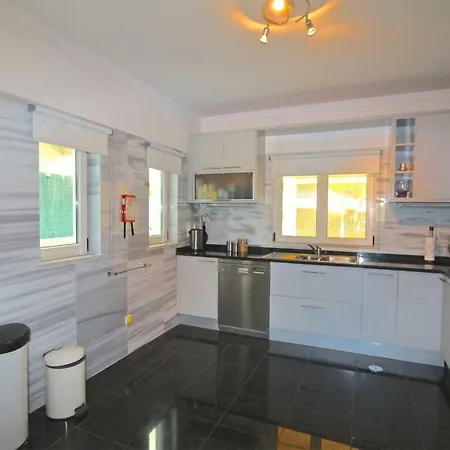 Heloise 139 - Clever Details