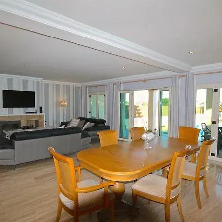 Heloise 139 - Clever Details *