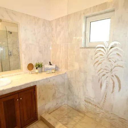 Heloise 139 - Clever Details Villa *