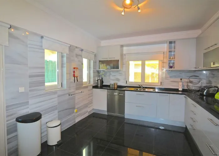 Heloise 139 - Clever Details